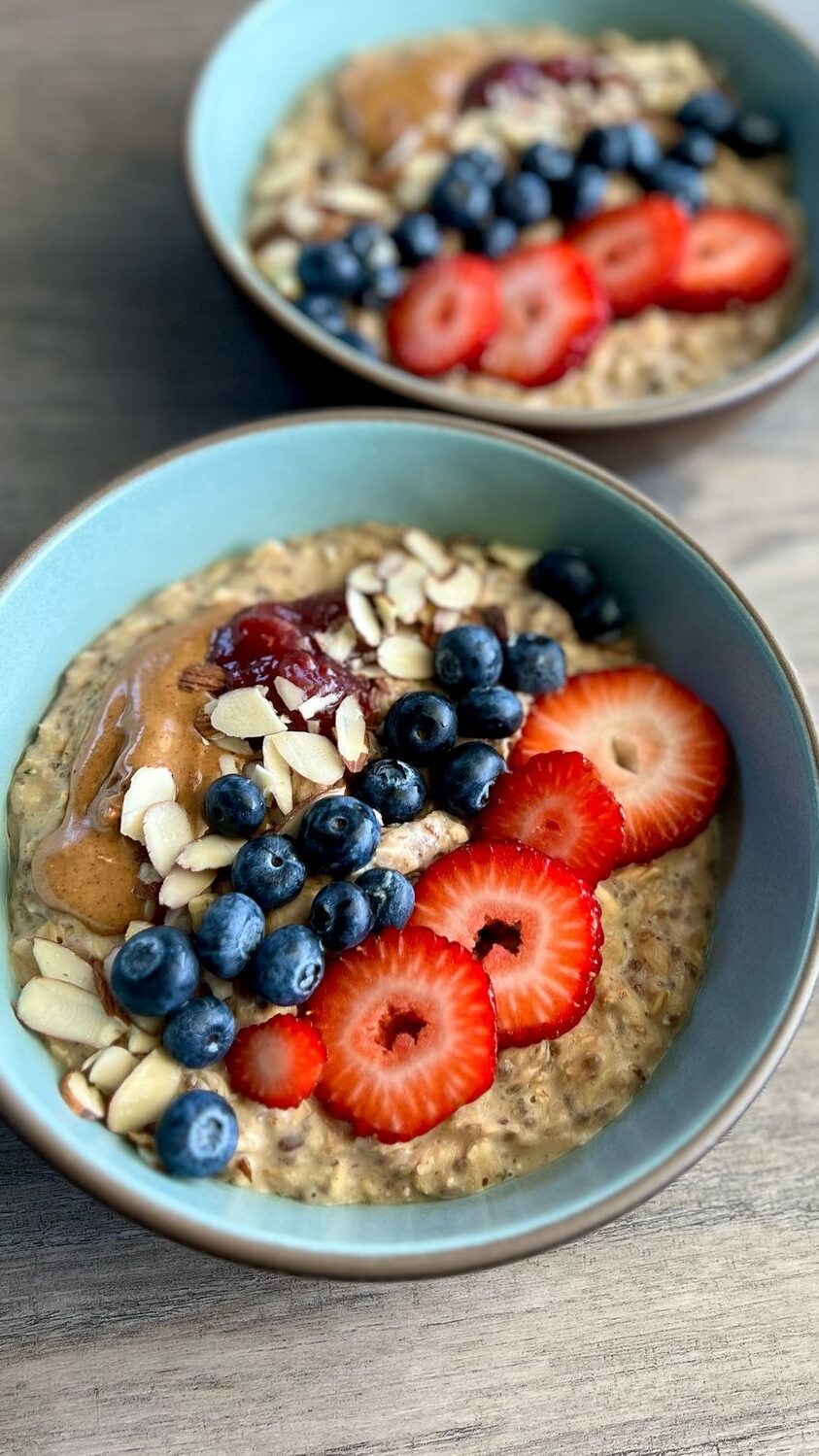 Oatmeal with Berries & Flaxseeds
